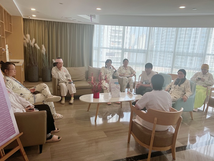 章秀凤护士长给宝妈们开张母乳喂养和预防接种课.jpg